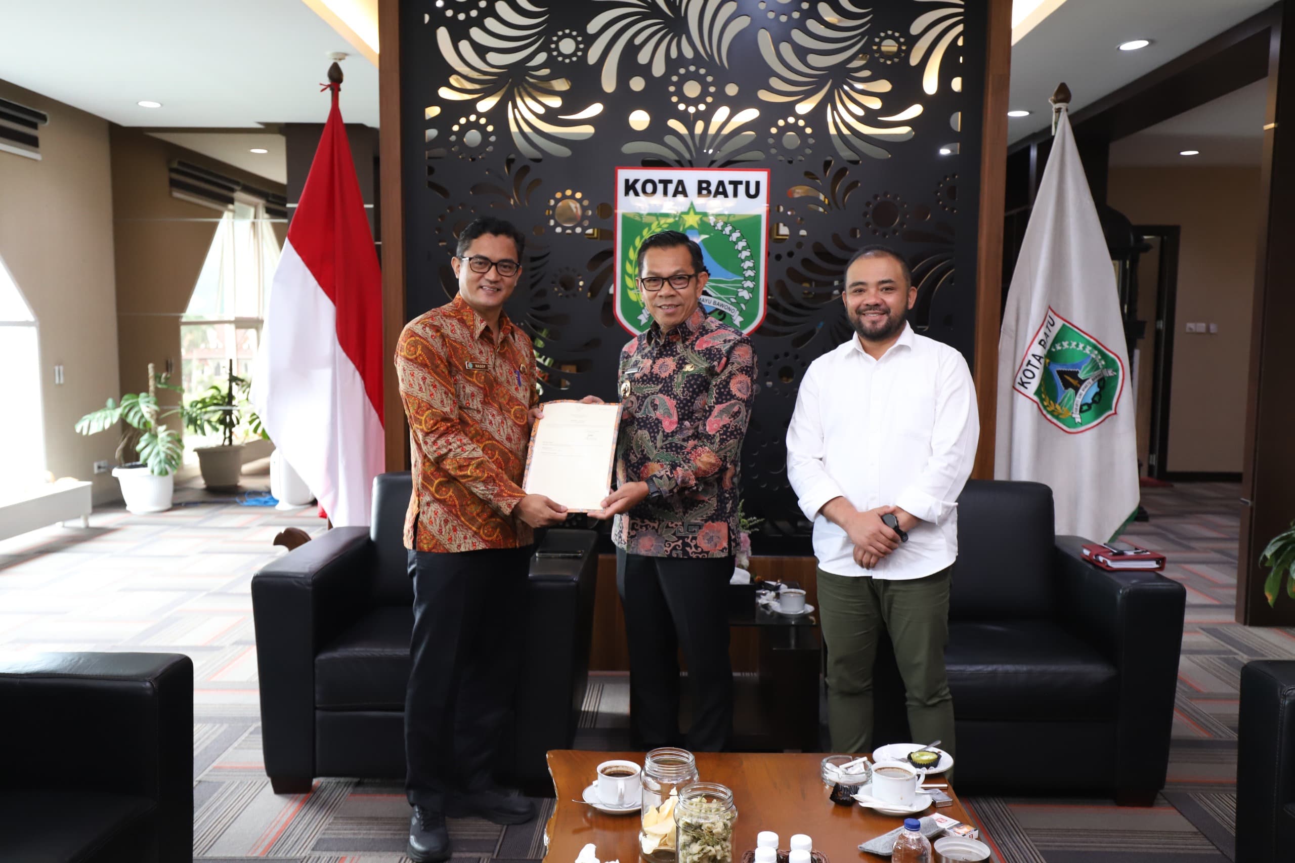 Serahkan Sertifikat Redistribusi, Pemkot Batu Terima 126,7 Ribu Meter Persegi Aset Lahan Daerah