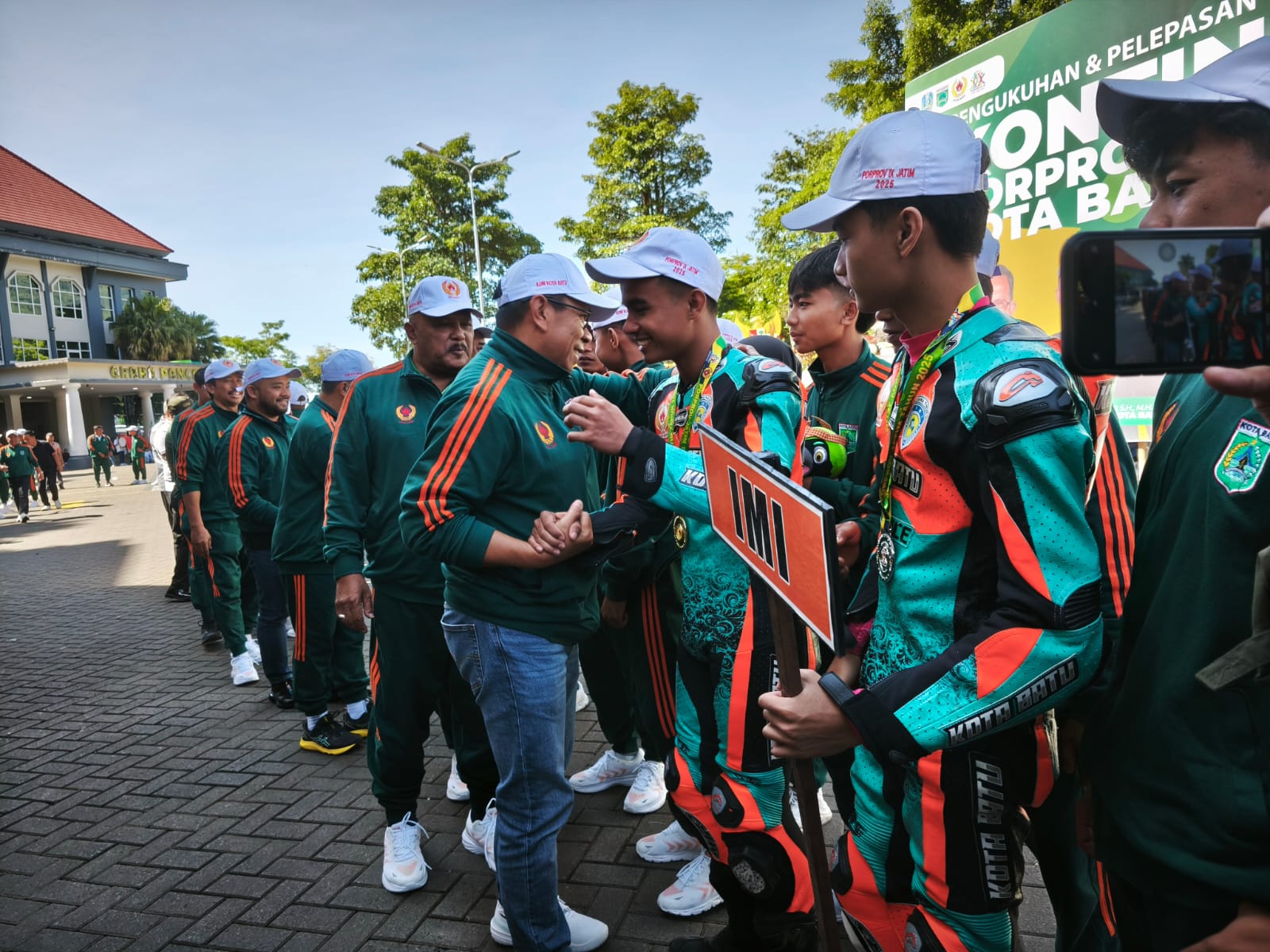 Pimpin Pelepasan Atlet, Cak Nur: Bermain Enjoy dan Tunjukkan Sportivas