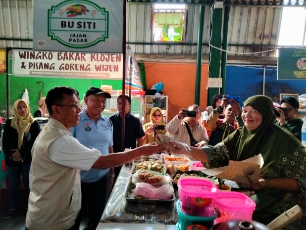 Bukti Nyata Sahabat UMKM, Kejari Kota Malang Borong Jajanan di Pasar Klojen