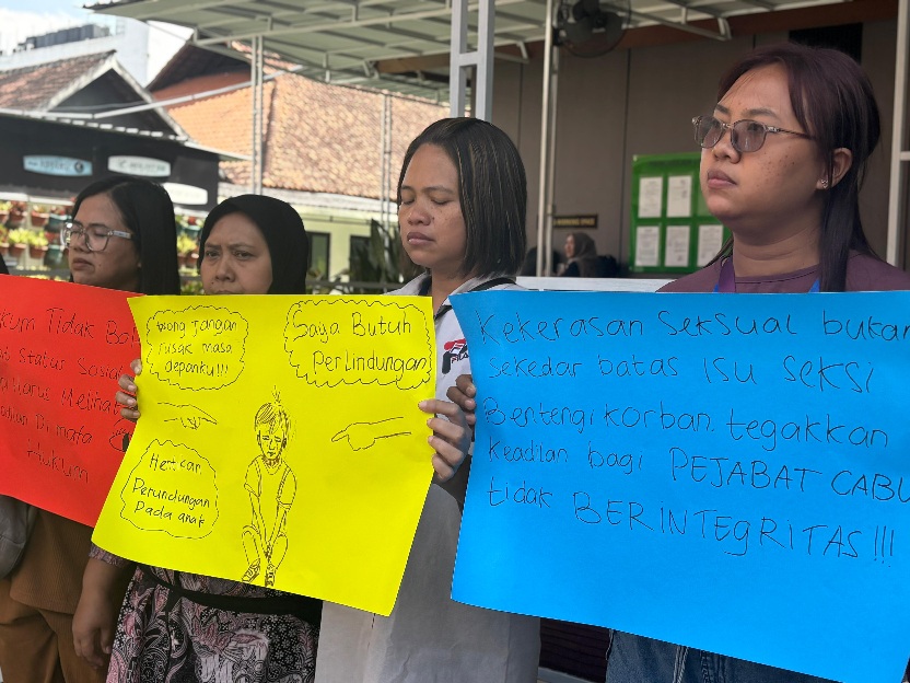 Bawa Poster dan Kejar Terdakwa, Keluarga Korban Pencabulan Kawal Sidang di PN Malang
