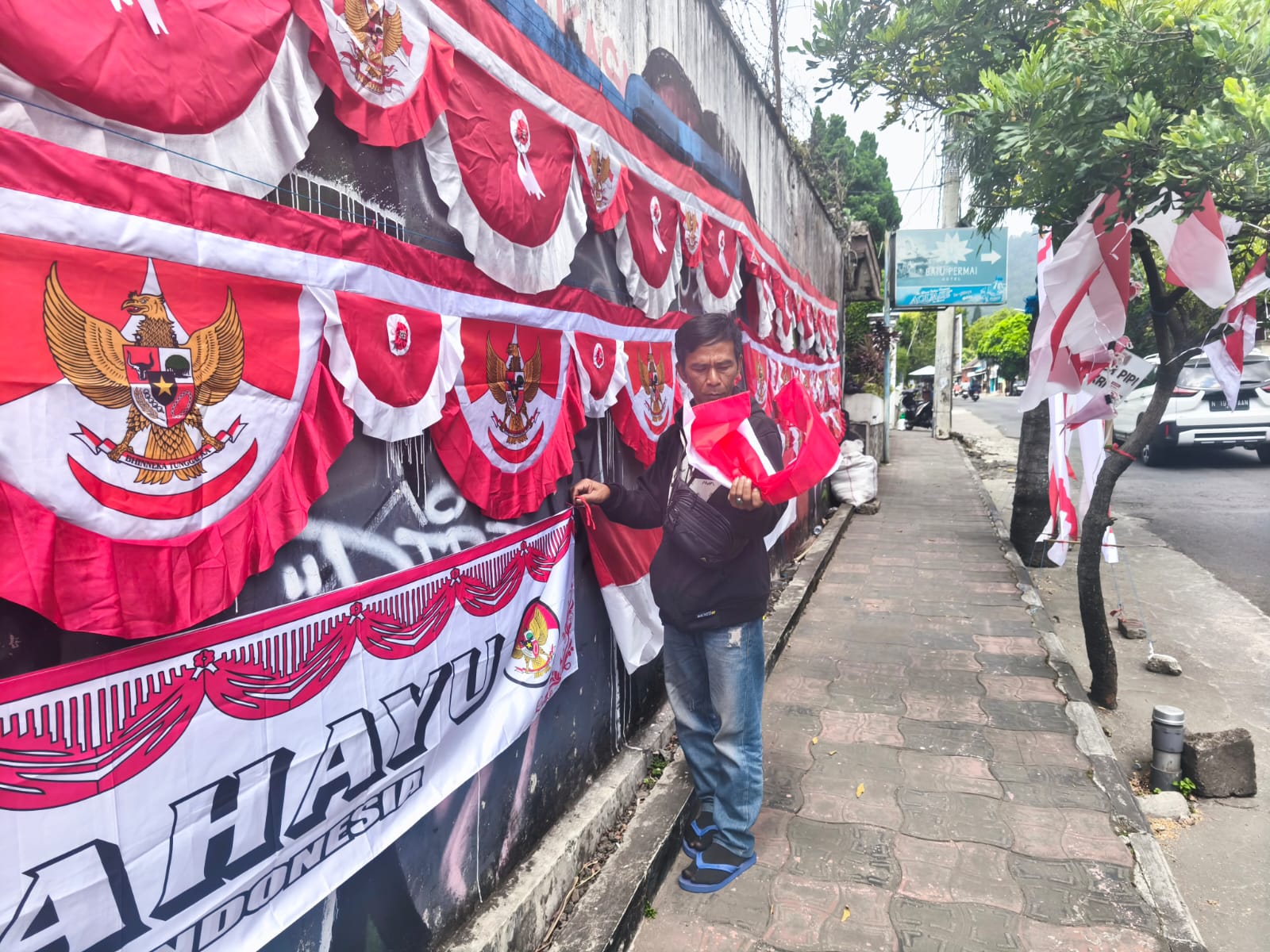 Berburu Untung di Momen Agustusan, Pedagang Bendera Musiman Serbu Kota Batu