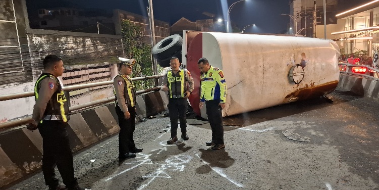 Polisi Selidiki Penyebab Truk Tangki Tetes Tebu Terguling di Fly Over Kotalama