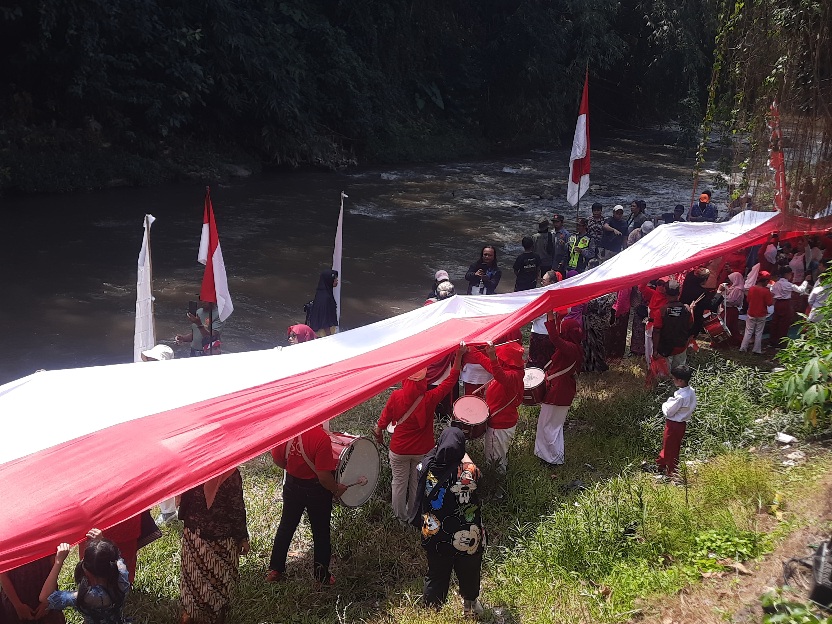 Bendera Sepanjang 80 Meter Membentang di Aliran Sungai Brantas