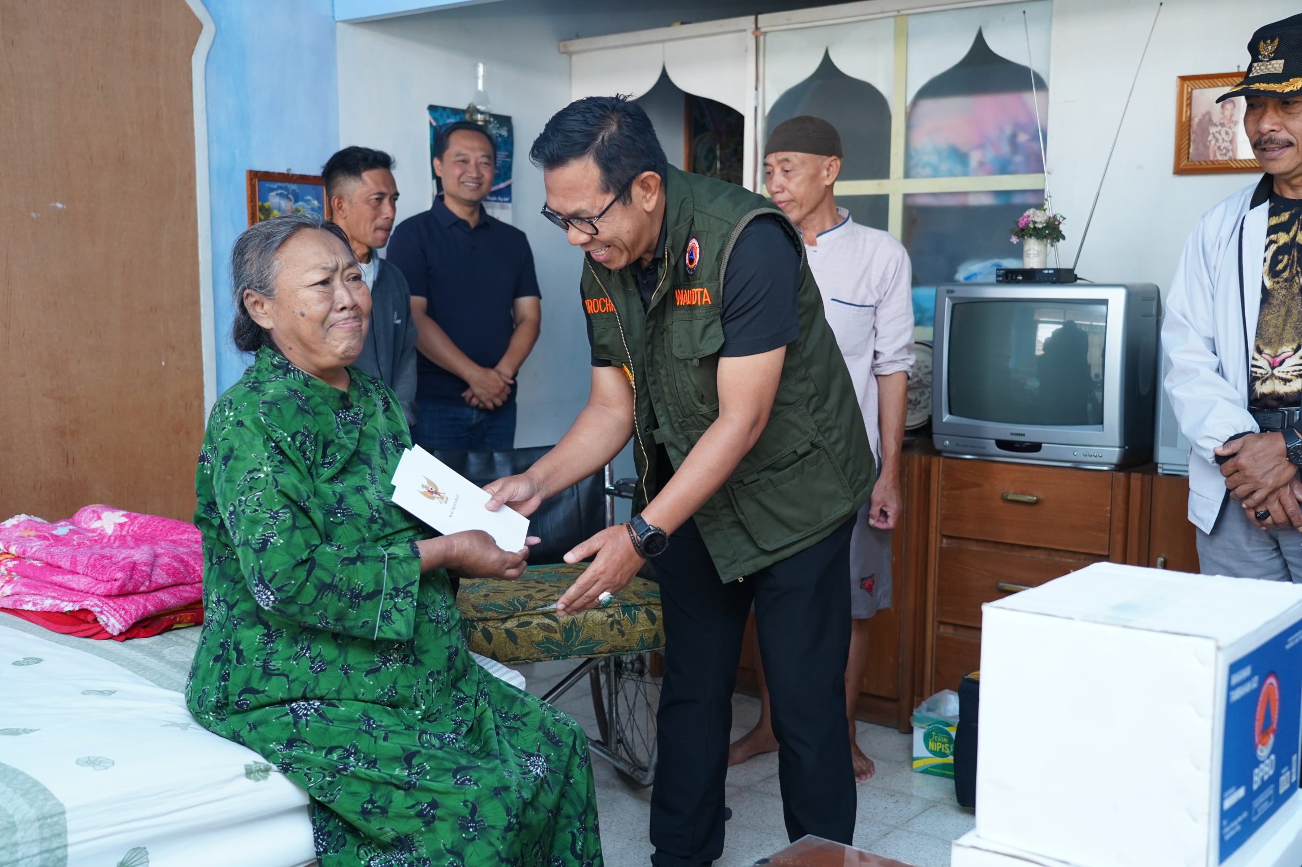 Warga Terdampak Bencana Angin Puting Beliung Terima Bantuan dari Pemkot Batu
