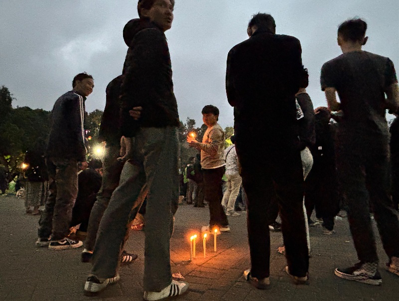 Hitamkan Alun-Alun Kota Malang, Aksi Solidaritas Doa Bersama dan Nyalakan Lilin untuk Affan Kurniawan