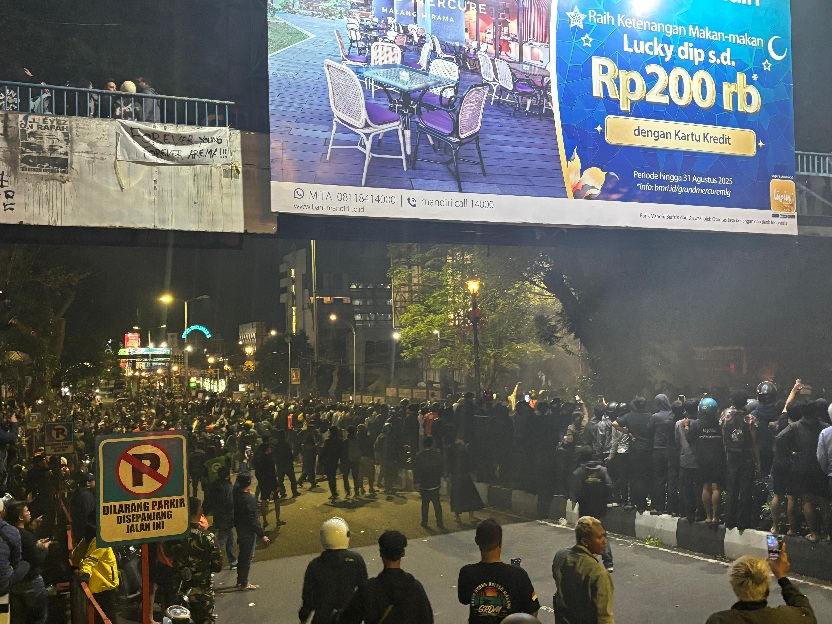 Demo Depan Polresta Malang Kota Ricuh, Massa Lempar Batu hingga Petasan