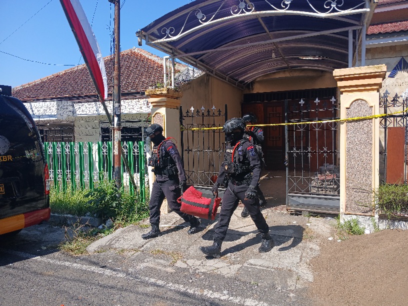 Benda Diduga Granat di Rumah Bajang Ratu Dimusnahkan Jibom