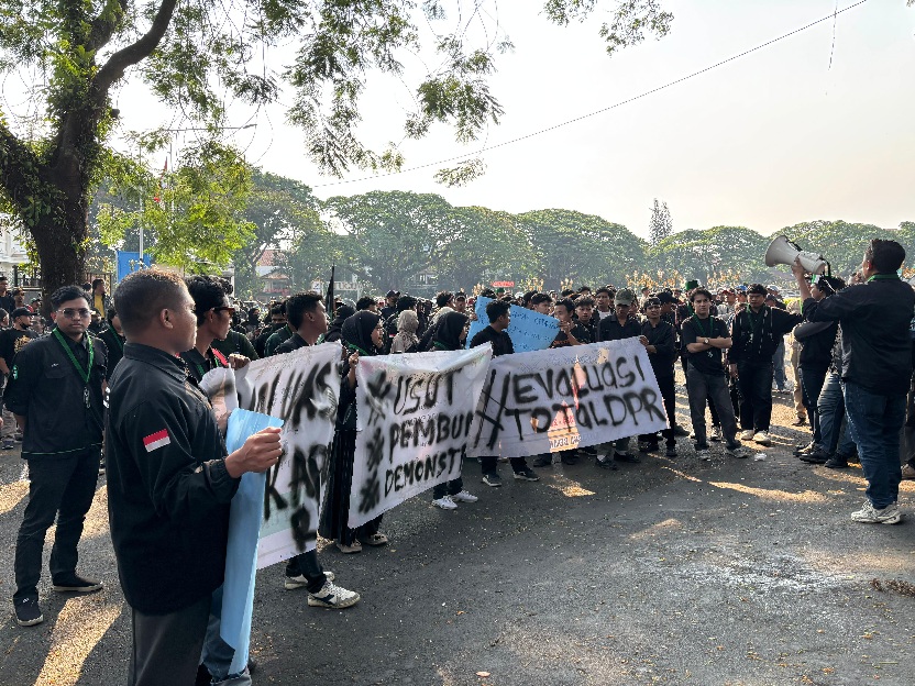 Demonstrasi di DPRD Kota Malang, Meski Massa Sempat Bakar Ban Aksi Berakhir Damai