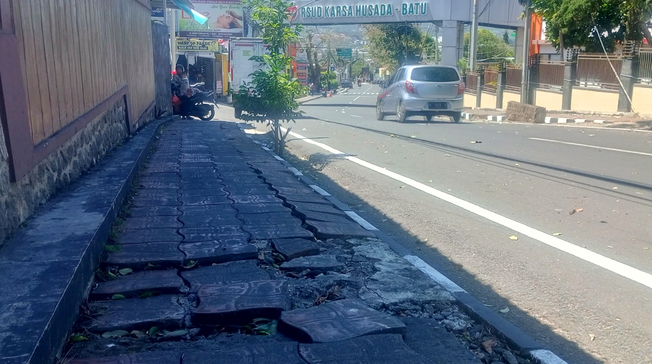 Jalur Trotoar Rusak di Kota Wisata Bikin Warga Tak Nyaman
