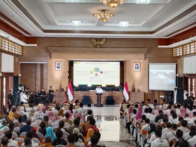 Mensos Pastikan Seluruh Siswa Sekolah Rakyat Dapat Bantuan Laptop