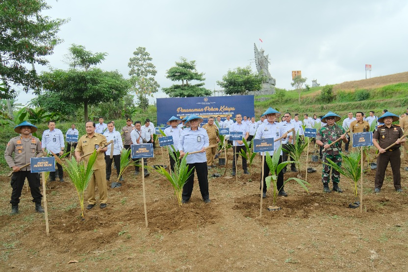 Kakanwil dan Lapas Malang Libatkan Warga Binaan dalam Penanaman Ribuan Bibit Kelapa di SAE LSima