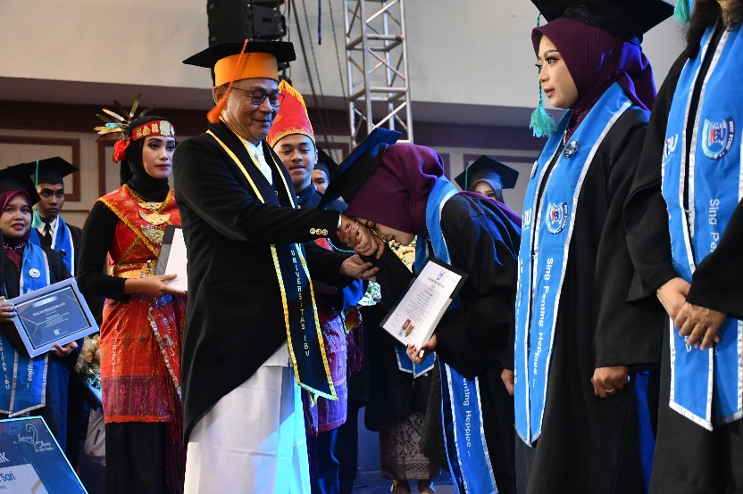 Wisuda UIBU Dimeriahkan Denny Caknan