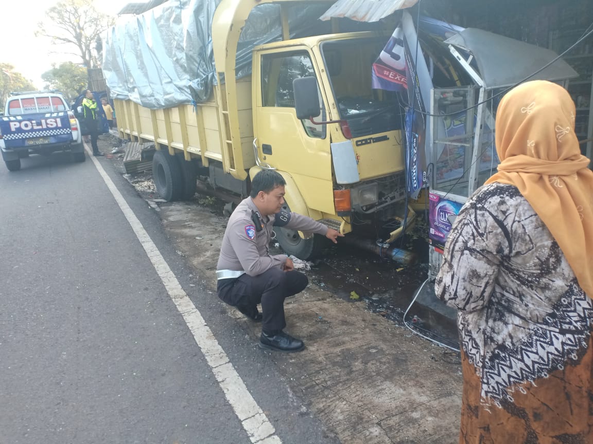 Sopir Truk Mengantuk, Hantam 4 Rumah dan 1 Mobil di Batu