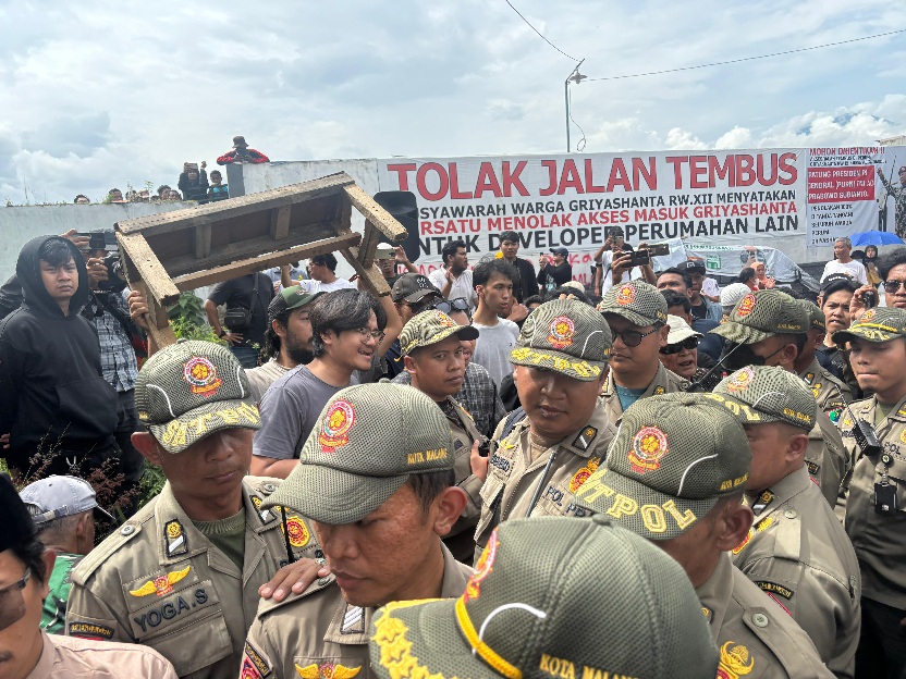 Warga Griyashanta Menghalau Satpol PP Bongkar Tembok, Suasana Sempat Memanas