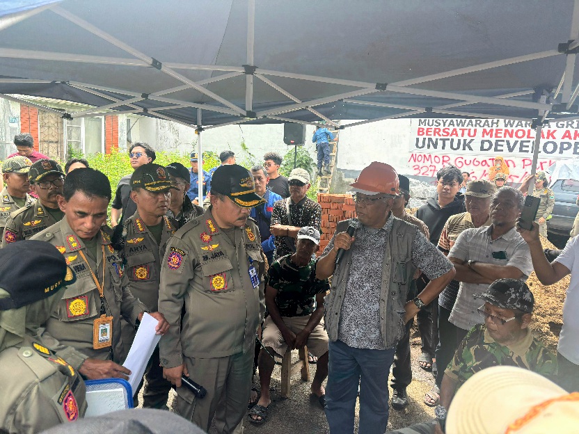 Warga Hadang Satpol PP di Griyashanta, Eksekusi Tembok Batal Setelah Situasi Memanas