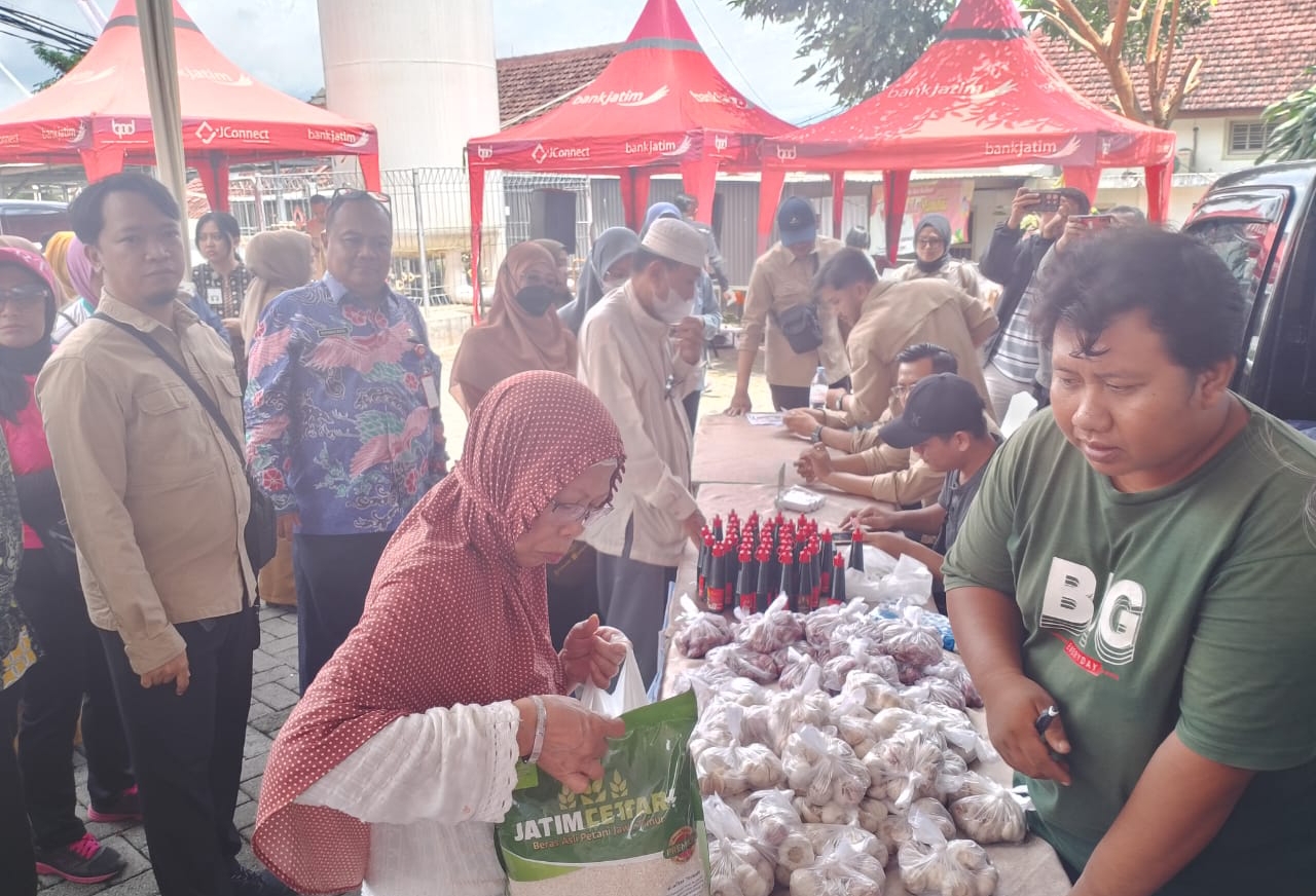 Ringankan Beban Ekonomi Masyarakat, RSUD Karsa Husada Gelar Pasar Murah