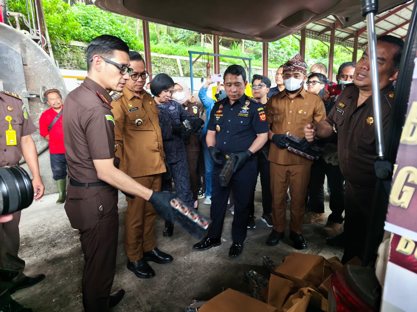 Kejari Batu Musnahkan 900 Gram Narkoba dan 231 Ribu Batang Rokok Ilegal