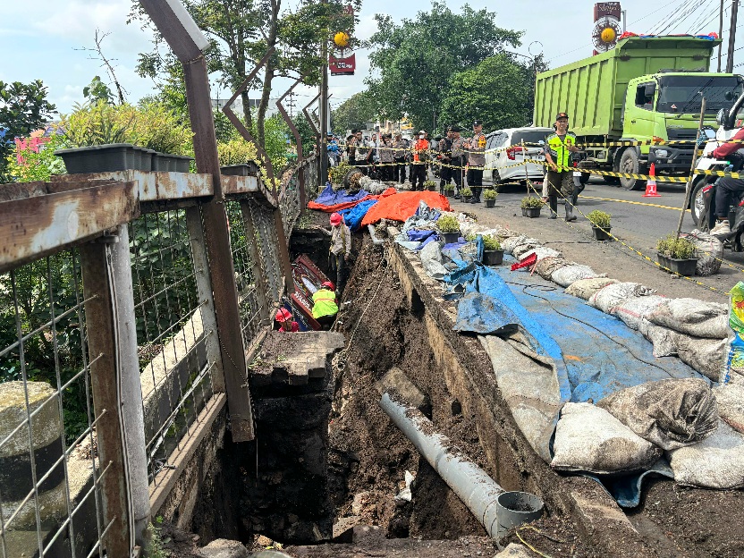 Dua Rumah Rusak Akibat Trotoar Embong Brantas Ambrol