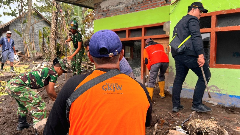 GKJW Lawang dan RS Lawang Medika Turun Gunung Bantu Warga Terdampak Erupsi Semeru di Desa Supit Urang