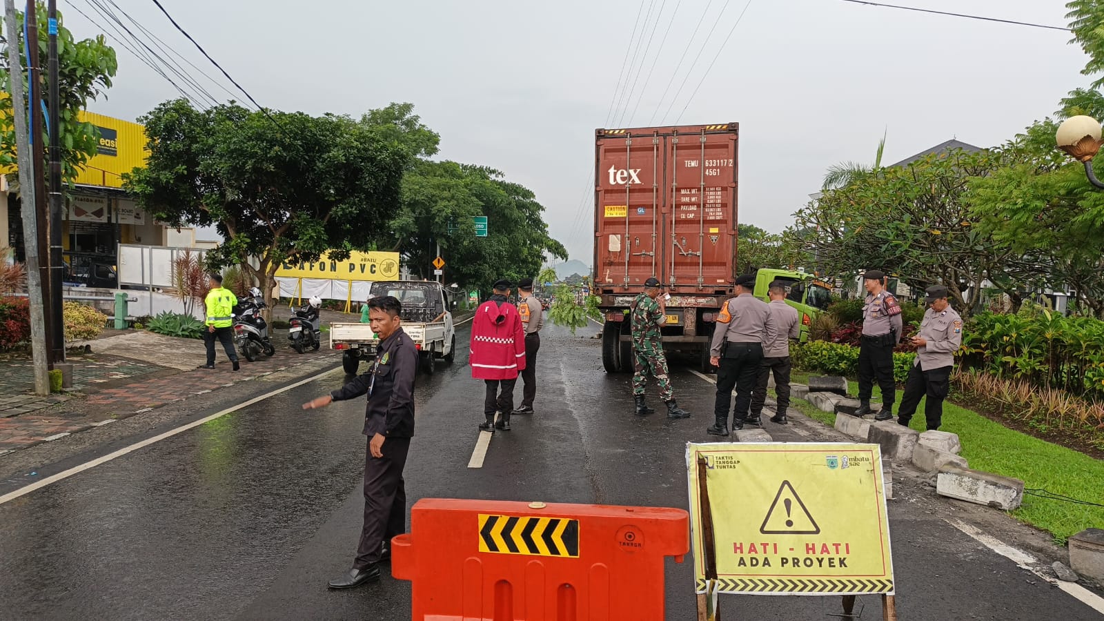Diduga Rem Blong, Truk Kontainer Hantam Taman Jalan Sultan Agung