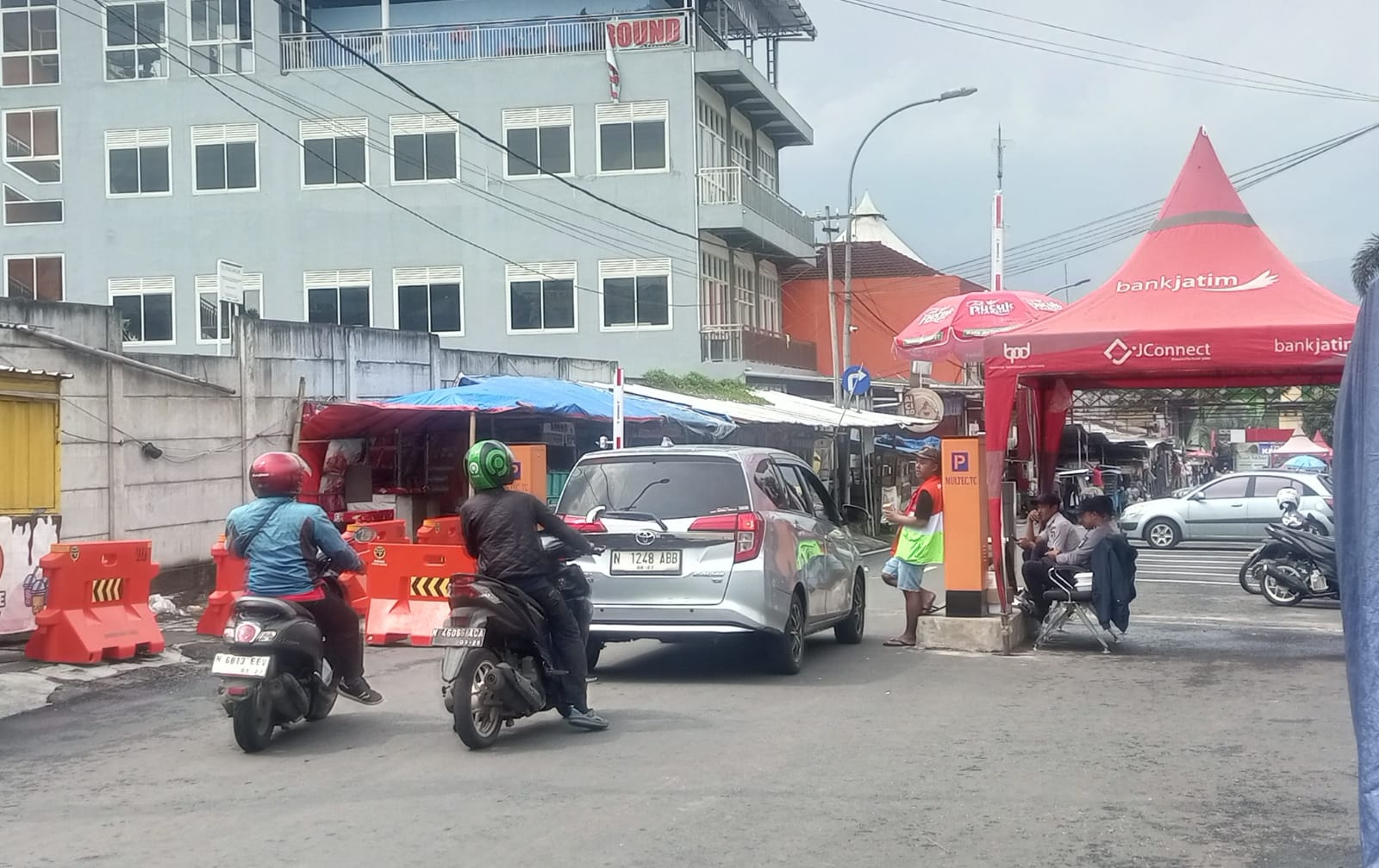 Tuntaskan Jaringan Elektrifikasi untuk Fungsikan Palang Pintu Parkir Elektronik