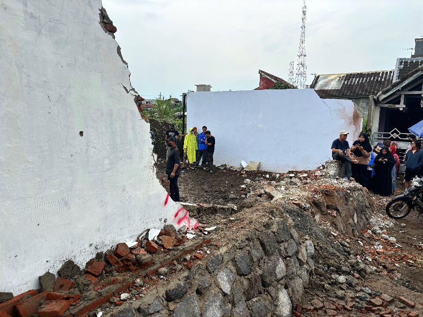Tembok Griya Shanta Dibongkar Mendadak, Warga Lapor Polisi