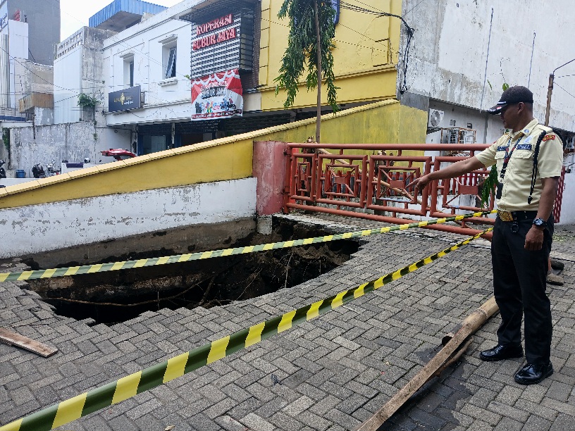 Jalan Masuk STO Telkom Blimbing Ambles Imbas Banjir