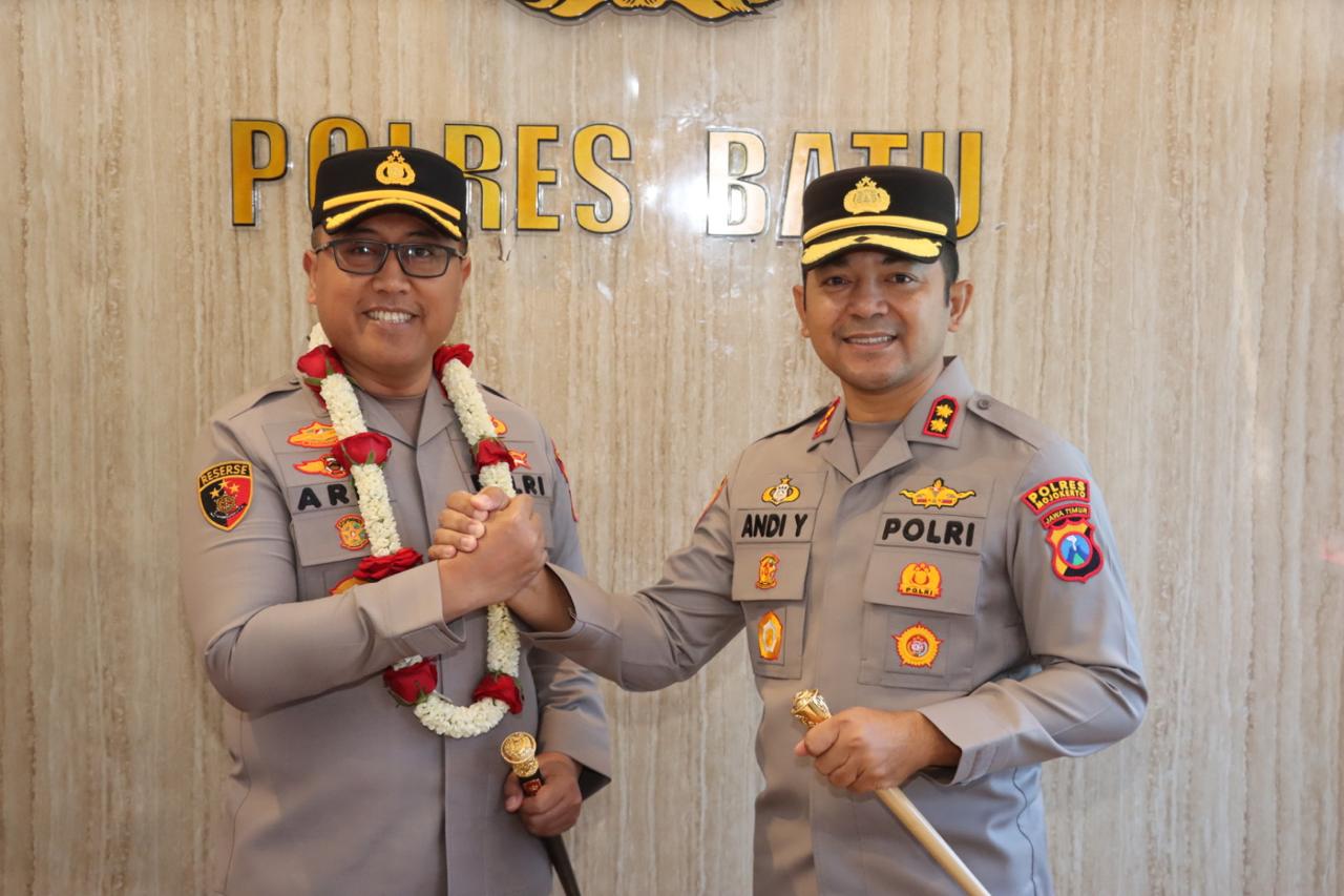 AKBP Andi ‘Wariskan’ Tongkat Komando Kapolres Batu kepada Rekan Seangkatan