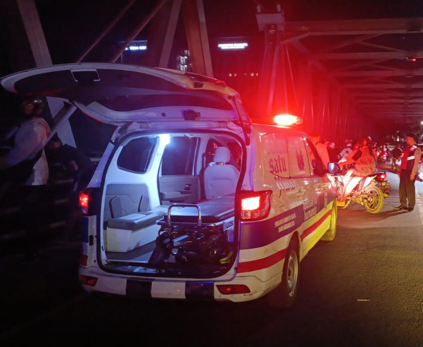 Seorang Wanita Diselamatkan Usai Diduga Loncat dari Jembatan Soekarno-Hatta