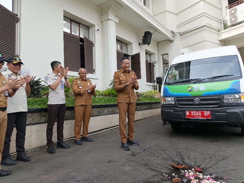 Kejar Target Opsen PKB, Pemkot Malang Serahkan Kendaraan Layanan Pajak Mobile