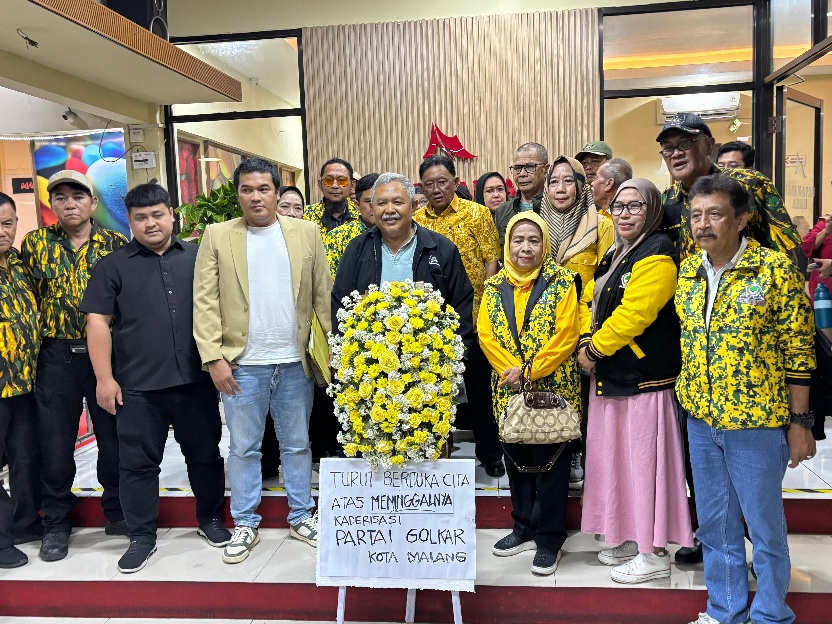 Serukan Tolak Musda Golkar Kota Malang, Bawa Karangan Bunga Sebagai Simbol Berduka