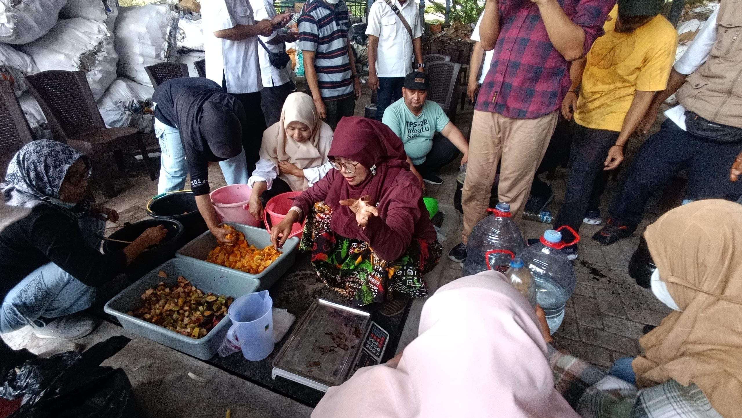 TPS3R Dadaprejo ‘Perang Melawan’ Metana dengan Eco Enzim