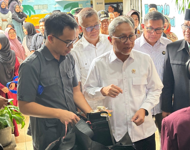 Zulkifli Hasan Cek Menu Kering MBG Selama Ramadan di SMPN Muhammadiyah 2 Malang