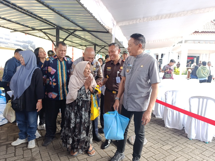 Pasar Murah di Kejari Kota Malang Diserbu Warga, 1.300 Paket Sembako Ludes Disiapkan