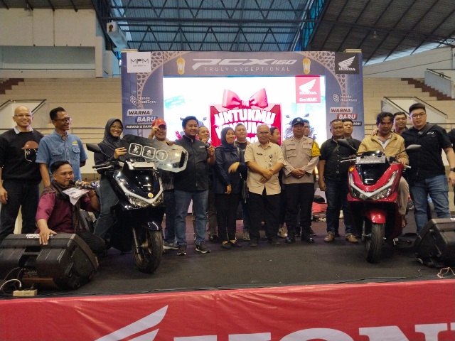 Ribuan Warga Padati Honda Ramadan Exhibition di GOR Ken Arok, Dua Konsumen Bawa Pulang PCX