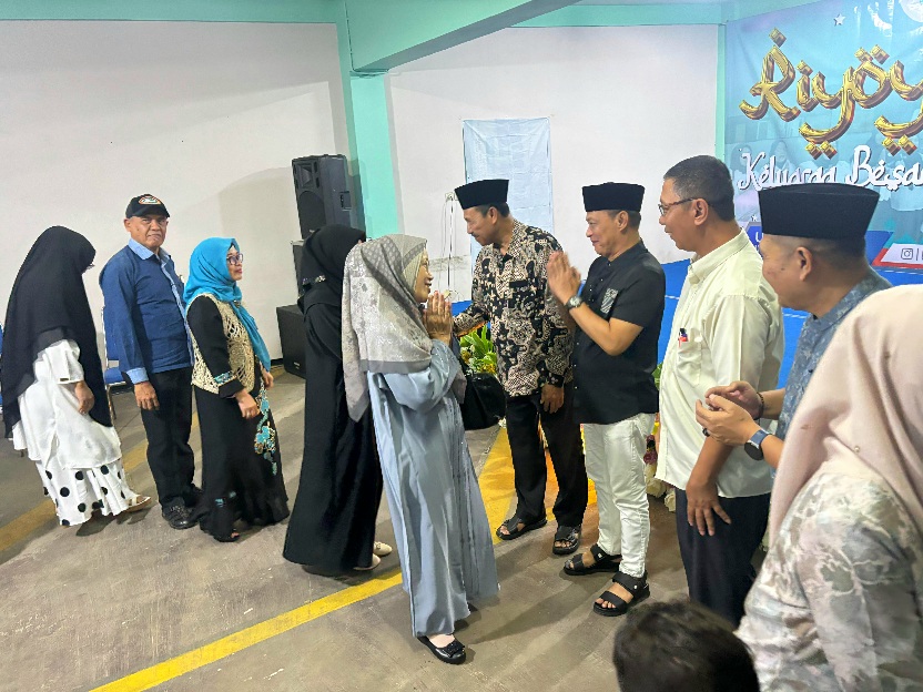 Riyoyoan UIBU, Hangatkan Silaturahmi Keluarga Besar Kampus dengan Tradisi Angpao Lebaran