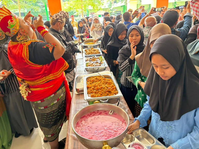 Uji Coba Perdana MBG Prasmanan di MIN 2 Kota Malang Disambut Antusias Siswa