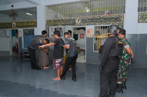 Razia Gabungan di Lapas Kelas I Malang, Sejumlah Barang Temuan Diamankan