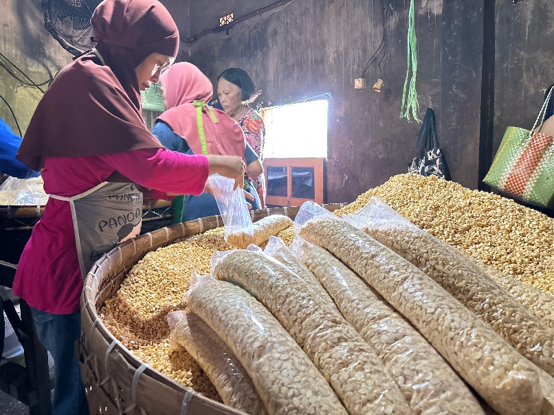 Harga Kedelai Meroket, Perajin Tempe Sanan Sesuaikan Harga