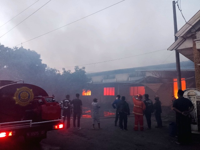 Kebakaran Hebat Melanda Gudang Rokok Suket Teki
