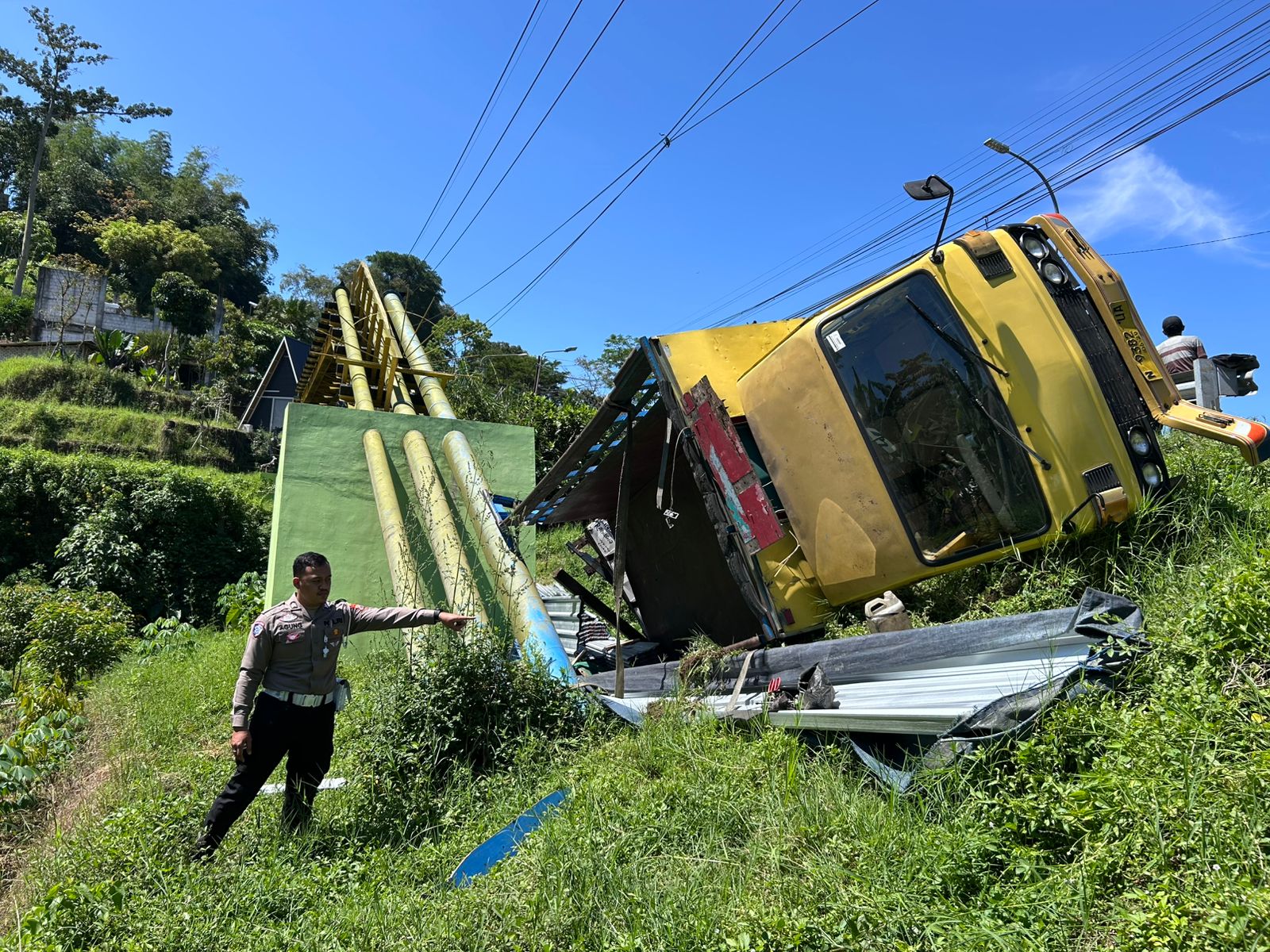 Hilang Kendali di Jalur Tanjakan, Truk Terperosok ke Jurang Sedalam 4 Meter
