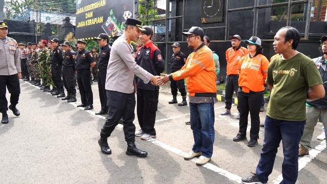 Kapolresta Malang berjabat tangan dengan petugas saat apel Sabuk Kamtibmas