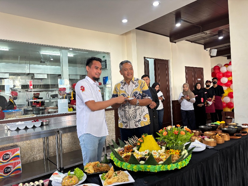 Pemotongan tumpeng di reopening kober mie suhat 